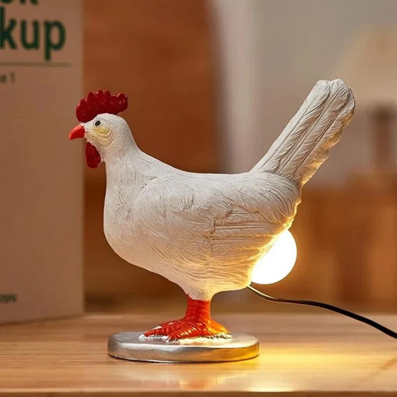Stilig kylling bordlampe med integrert LED. Denne unike og trådløse lyskilden er ideell for moderne innredning.