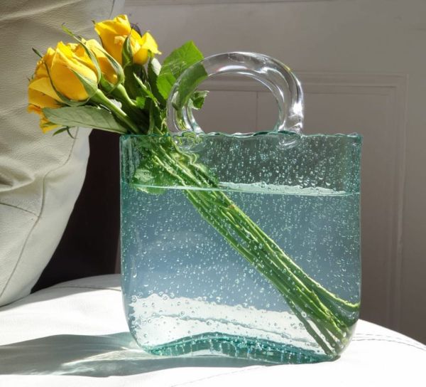 Elegant håndveskevase i glass. Moderne, håndblåst blomstervase; perfekt som unik interiørdekorasjon eller gave.