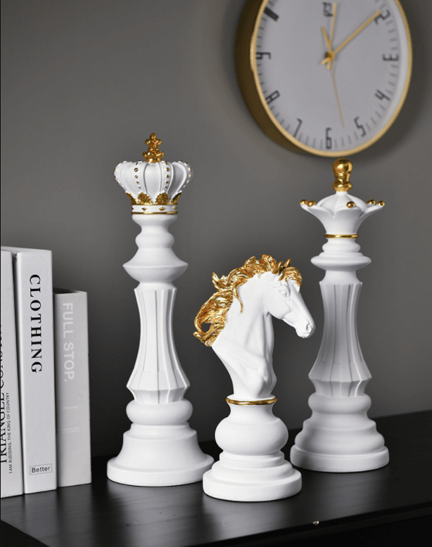 Moderne sjakkdekorasjon av resin, svart dronning figur, stilfullt design