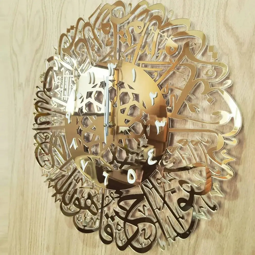 Interiørbilde med veggklokke som viser arabisk kalligrafi, for et unikt uttrykk