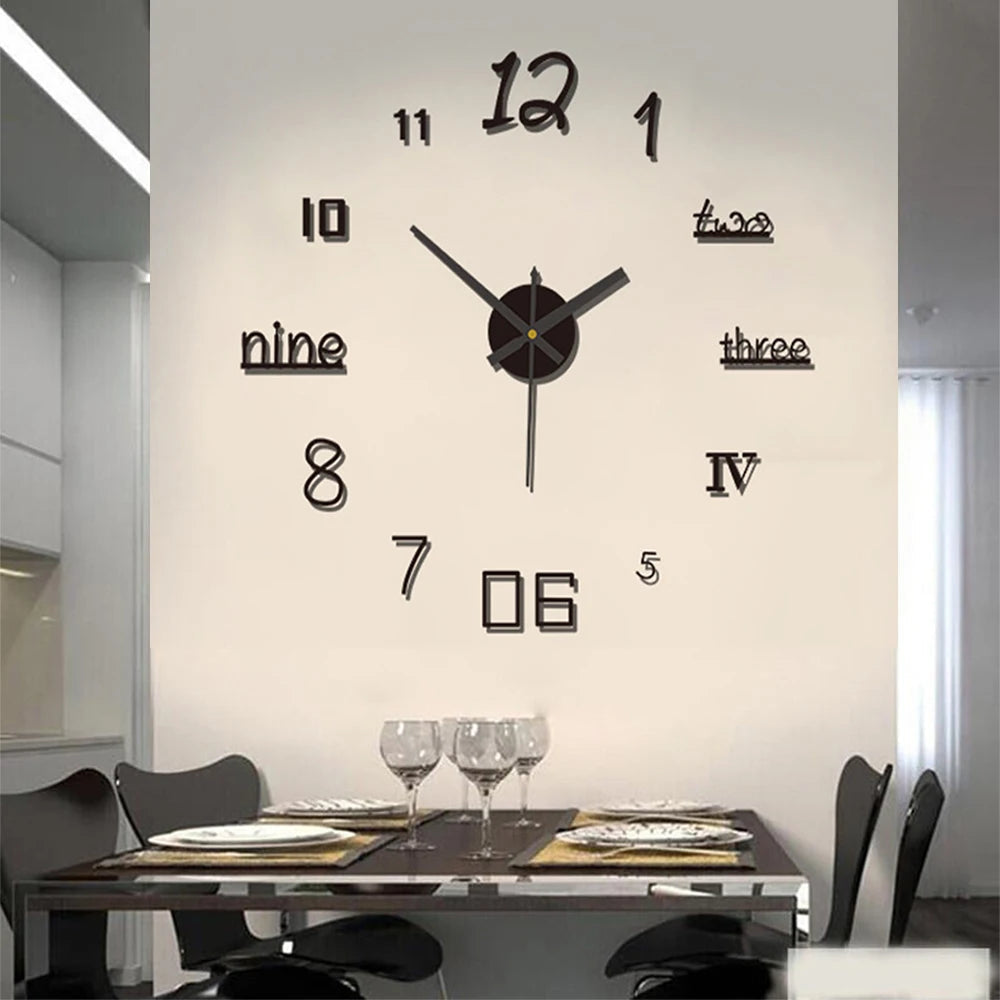 Moderne veggklokke med romertall og stille urverk, ideell for kontor og hjem.