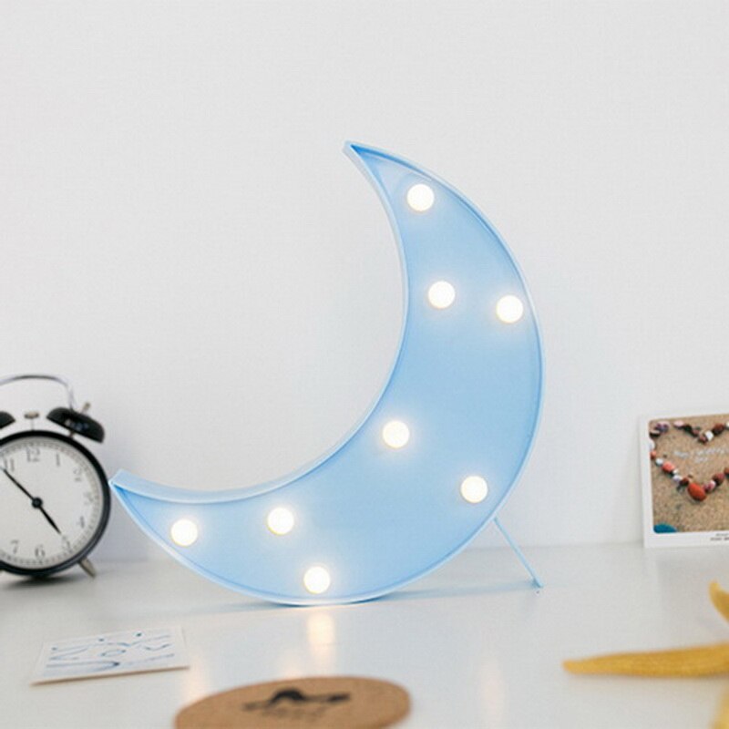 Hånd holder en liten, batteridrevet LED nattlampe, viser portabilitet og design, gaveidé.