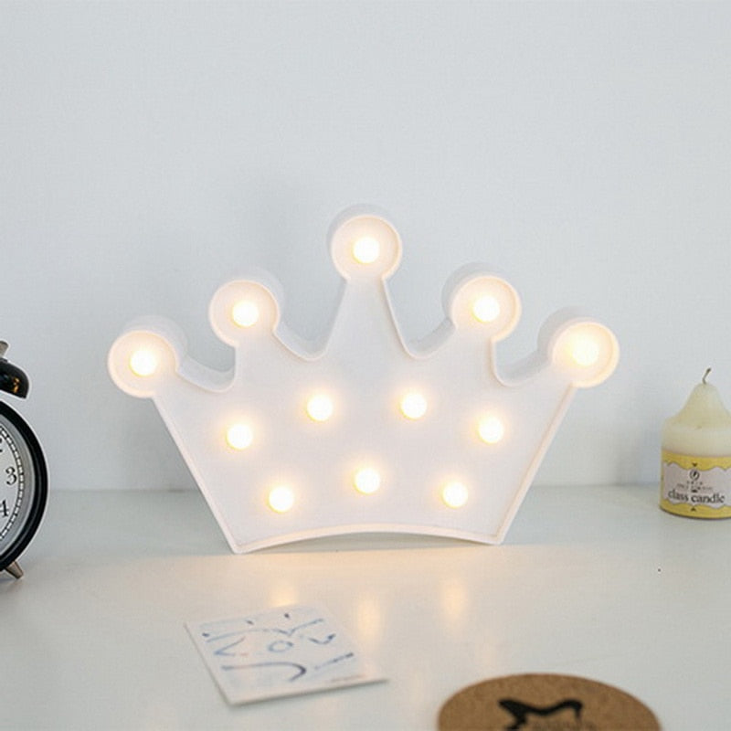 Produktbilde av batteridrevne LEDlys i ulike design, unike nattlamper for dekorasjon.