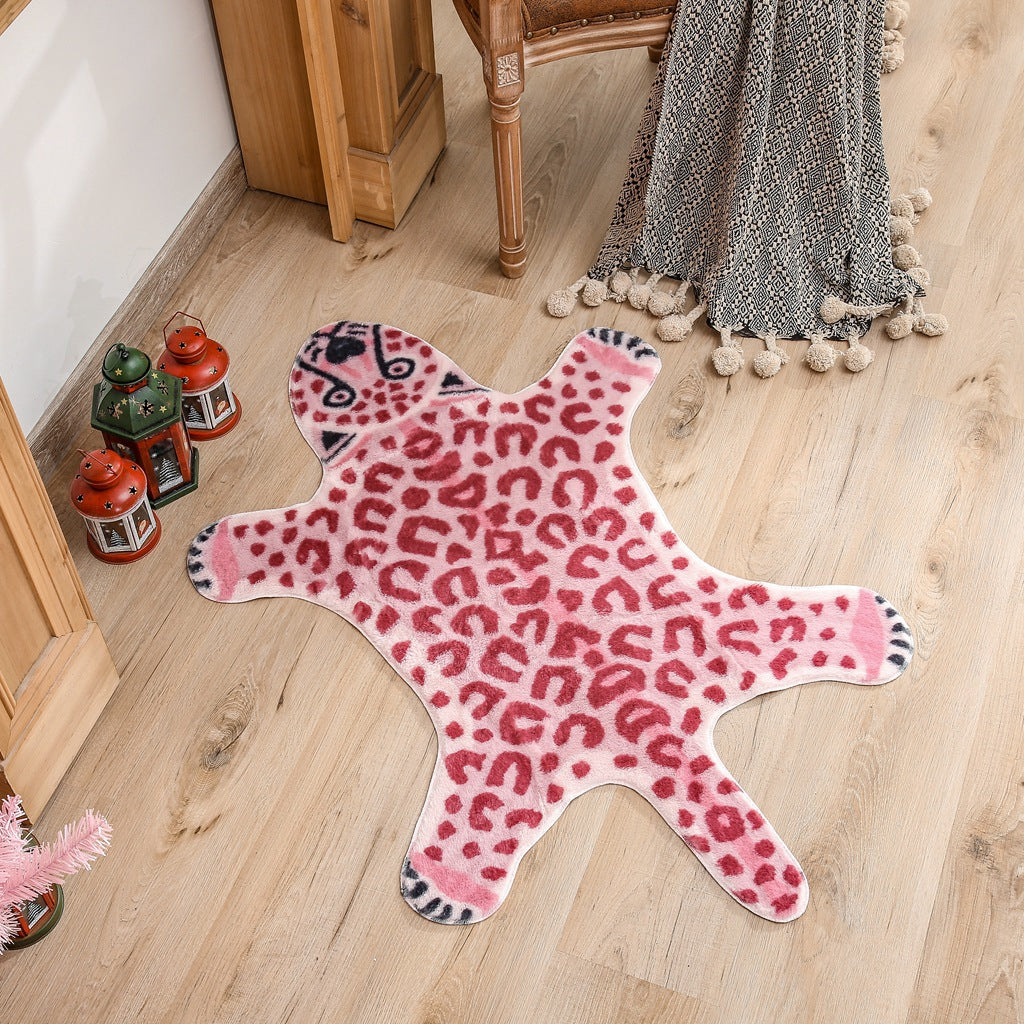 Iøynefallende rødt leopard gulvteppe. Ideelt for kontor eller barnerom med dyretrykk.