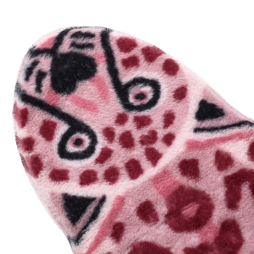 Trendy gulvteppe med leopard dyretrykk i rød farge. Passer stue, soverom eller kontor.