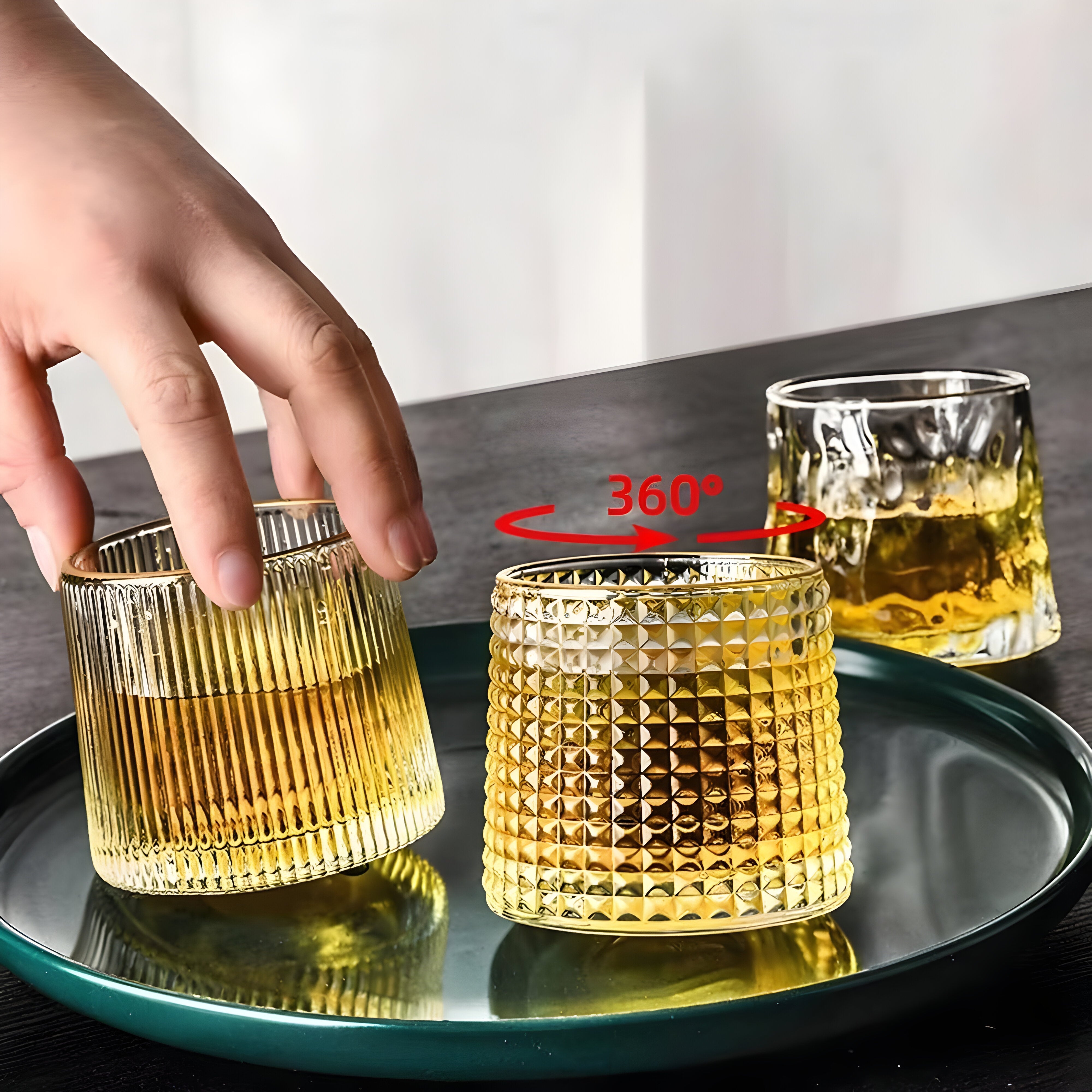 "Unikt whiskyglass i rillet design med 360° roterbar bunn, perfekt for luksuriøs drikkeopplevelse."