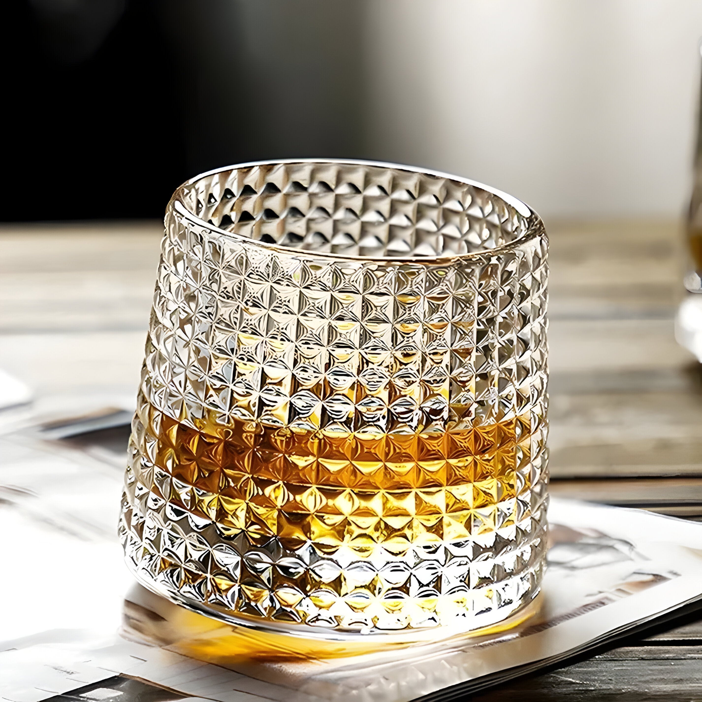 "Unikt whiskyglass i rillet design med 360° roterbar bunn, perfekt for luksuriøs drikkeopplevelse."