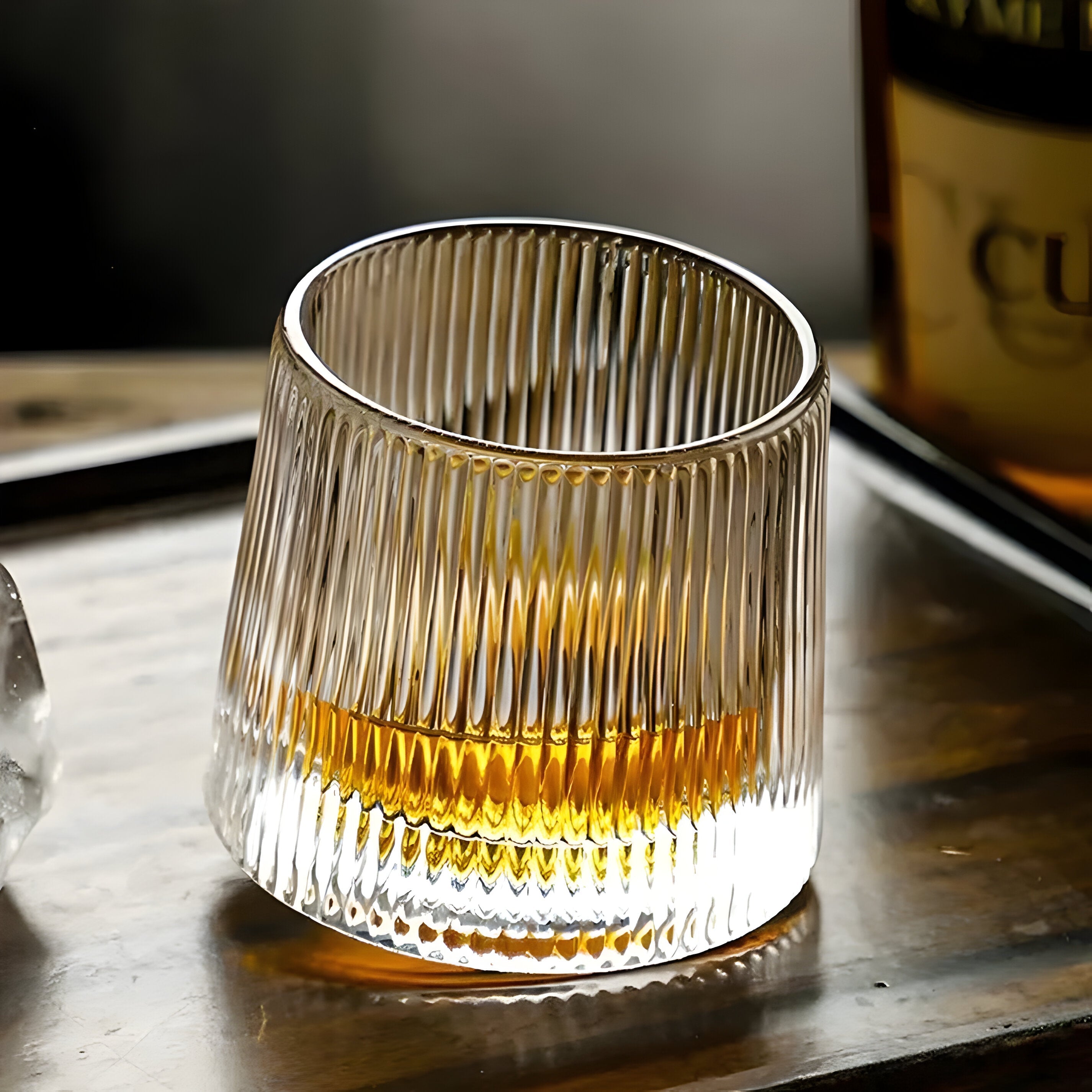 "Unikt whiskyglass i rillet design med 360° roterbar bunn, perfekt for luksuriøs drikkeopplevelse."