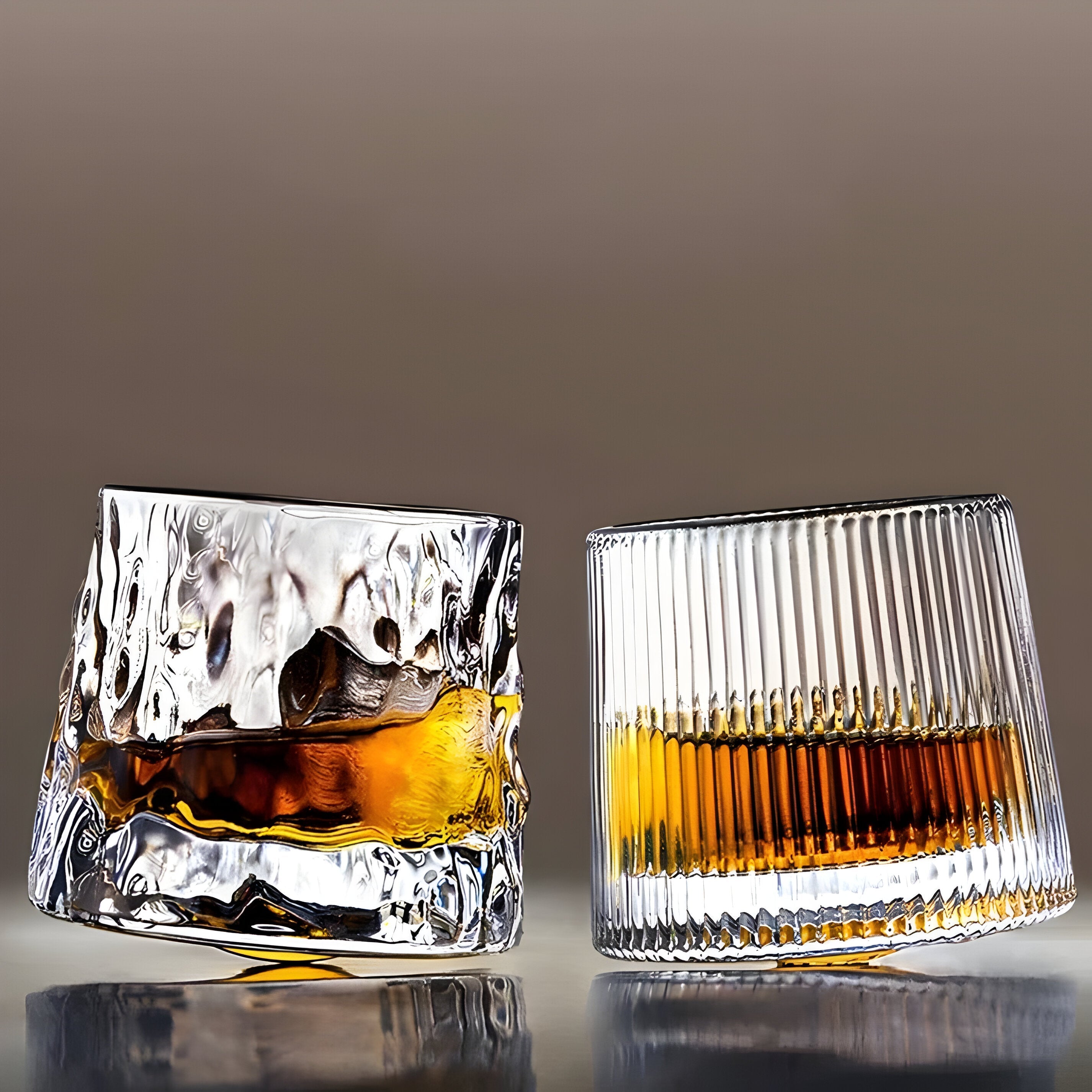 "Unikt whiskyglass i rillet design med 360° roterbar bunn, perfekt for luksuriøs drikkeopplevelse."