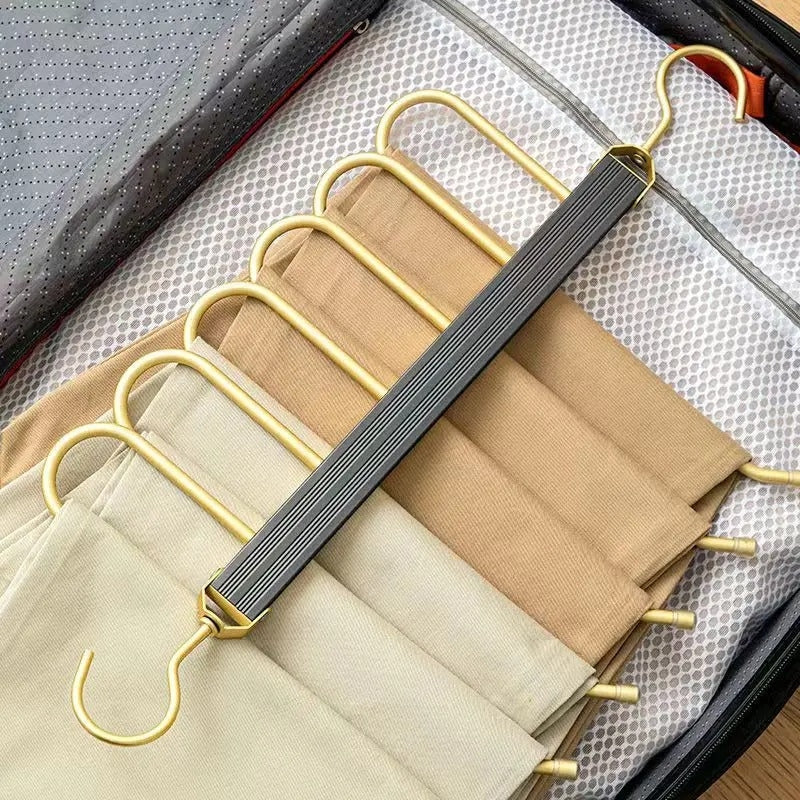 Detalj av krokene på 6-lags buksestativet i aluminium, robust og funksjonelt design