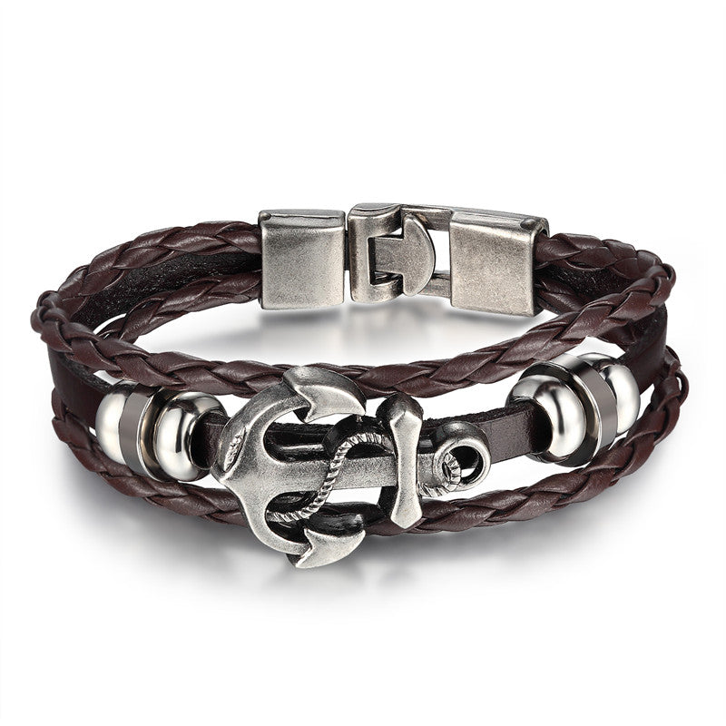 Flere unisex ankerarmbånd i svart, brun, blå skinn, stablet for å vise fargevariasjon og maritimt preg.