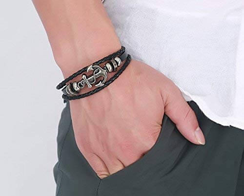 Livsstilsbilde av unisex ankerarmbånd på håndledd ved sjøen, fremhever maritim og nautisk følelse.