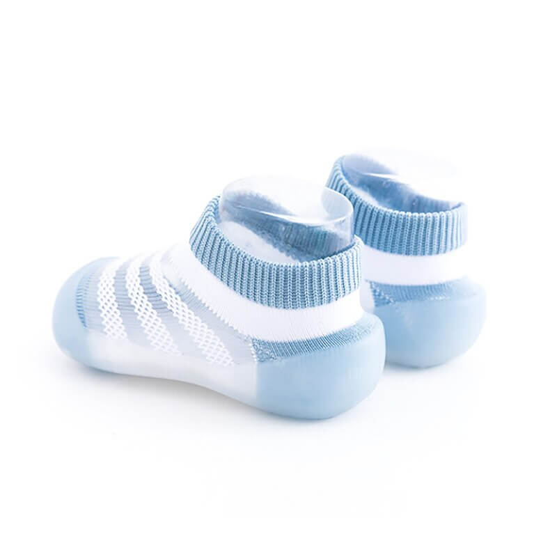 Sideprofil av unisex babysko med pustende netting og borrelås til første skritt, grønn