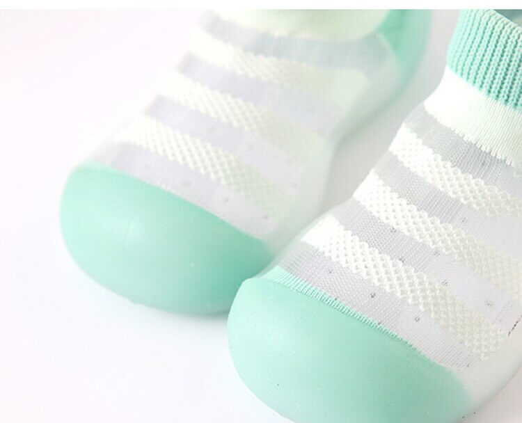 Sammenligning av pustende netting og sklisikker såle på to unisex babysko