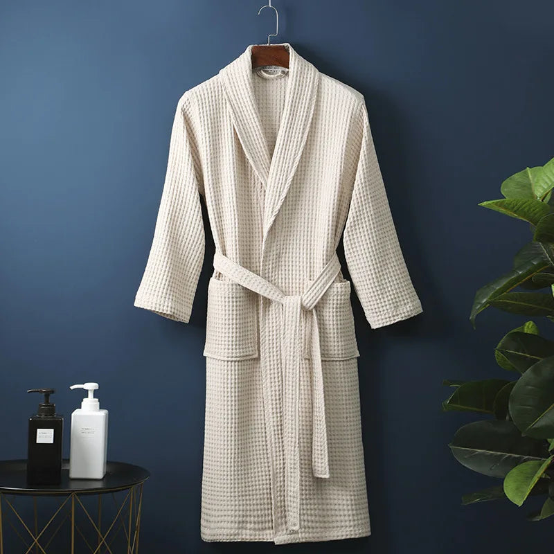 Myk unisex morgenkåpe i bomull som gir velvære og komfort, perfekt for morgenstunder eller spa-besøk.