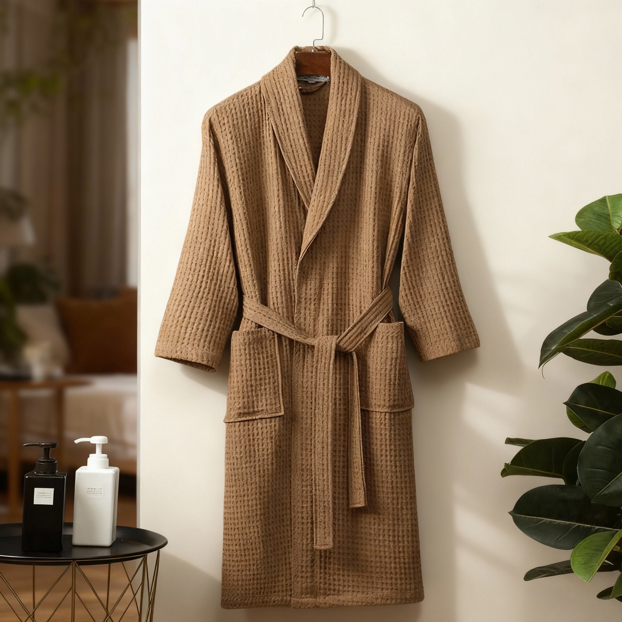 Komfortabel unisex badekåpe i ren bomull med klassisk snitt, perfekt som gave for spa- og avslapningsøyeblikk.