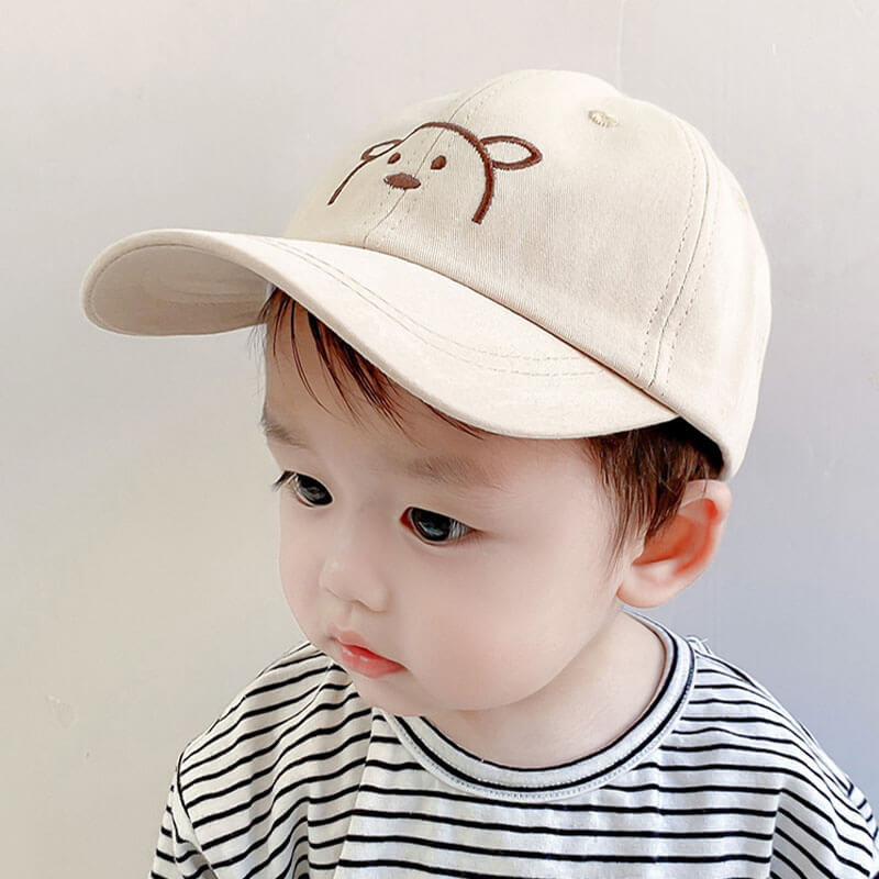 Barnebjørnelue i lyseblå, unisex design. Justerbar solhatt for effektiv solbeskyttelse under lek.
