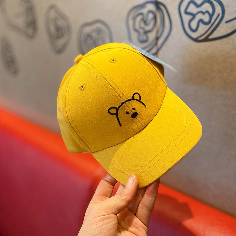 Barn løper fritt med unisex bjørnelue. Solhatt som gir nødvendig solbeskyttelse og er komfortabel.