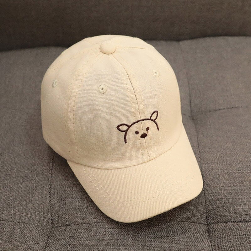 Glade barn leker iført unisex solhatt i bjørnedesign. Perfekt for solbeskyttelse i barnehagen.