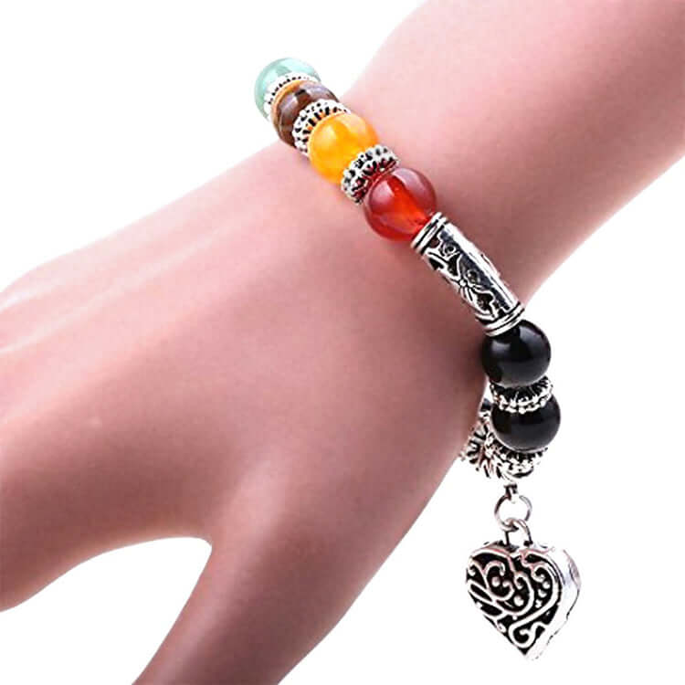 Håndlaget chakra armbånd med polerte edelstener. Gir balanse og velvære til brukeren.
