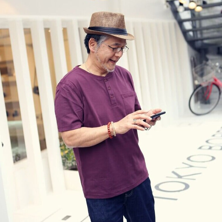 Modell iført unisex panamahatt i halm, viser produktet i bruk. Sommerlig fedora.