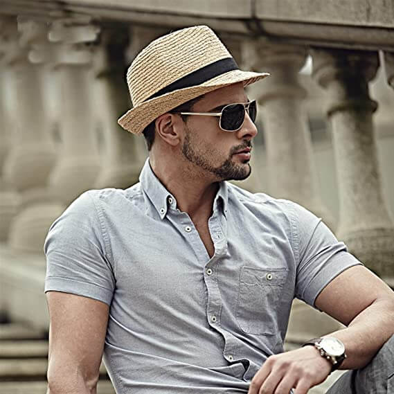 Elegant unisex solhatt i vevd halm, perfekt som panamahatt eller fedora. Sommerklar.