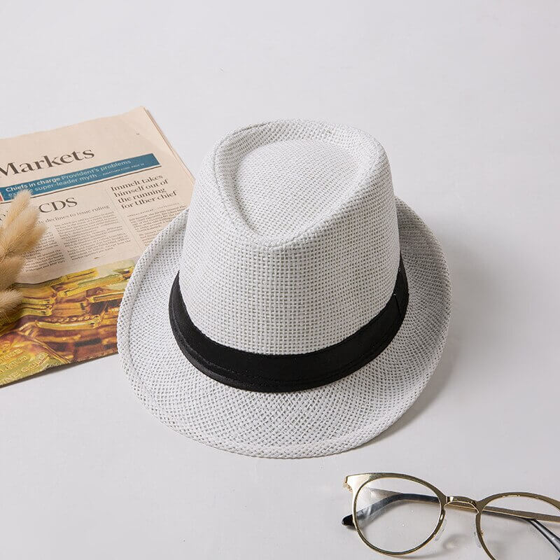 Trendy unisex fedora i halm, et must-have tilbehør for sommer og strand. Panamamote.