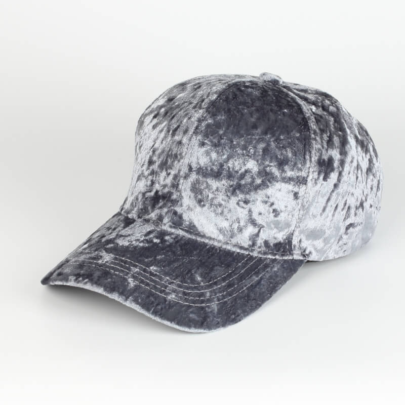 Fløyels baseballcaps sett fra innsiden, viser fôr og god konstruksjon