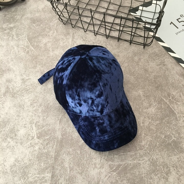 Sideprofil av grå fløyels baseballcaps, unisex design for allsidig stil