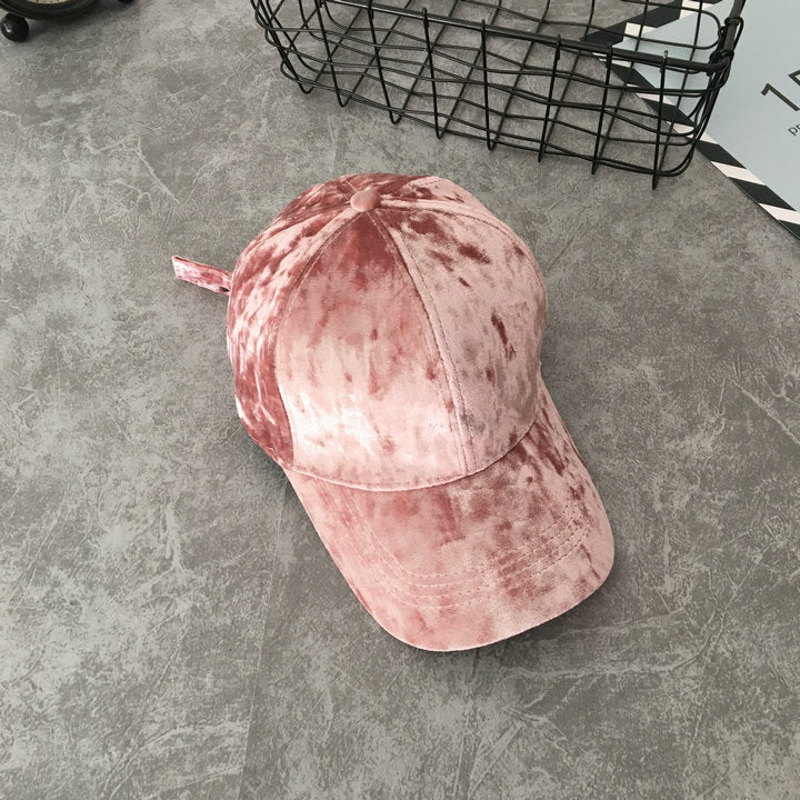 Unisex fløyels baseballcaps på hode av en person, viser hvordan den sitter