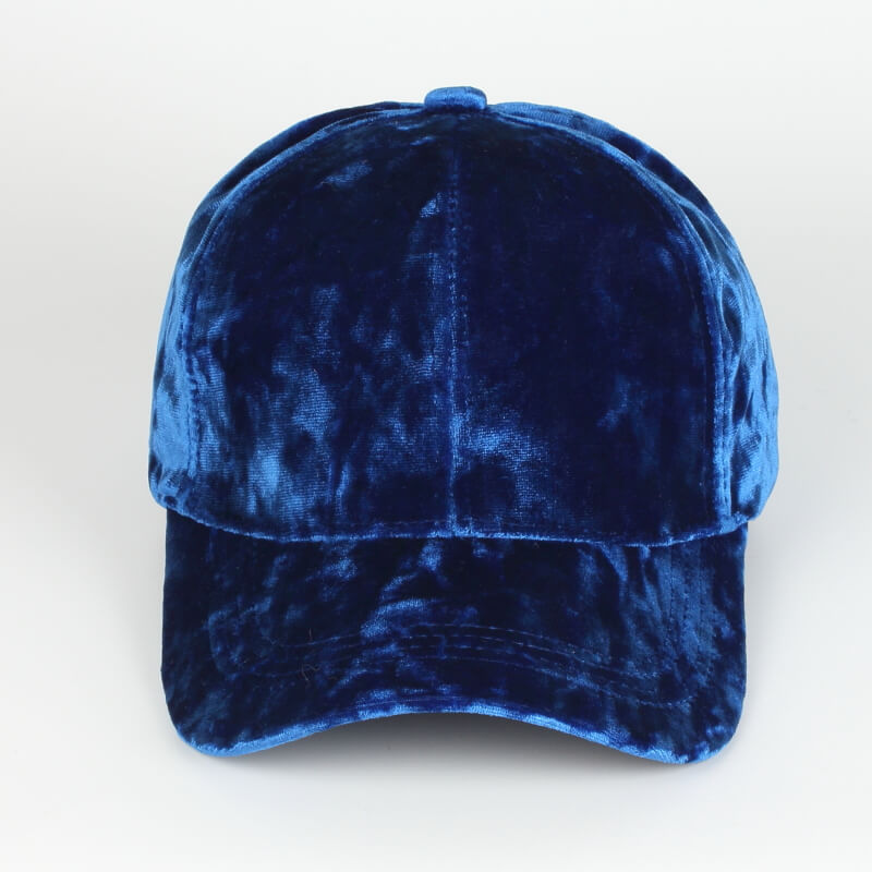 Flatt lagt fløyels baseballcaps i beige, klar for solbeskyttelse
