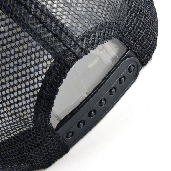 Lysegrå Frihet Trucker Caps med distinkt ørnelogo, designet for unisex-komfort og solbeskyttelse.