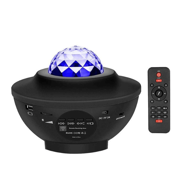 Stemningslys, galakseprojektor og Bluetooth-høyttaler sett fra siden, en moderne innredningsdetalj.