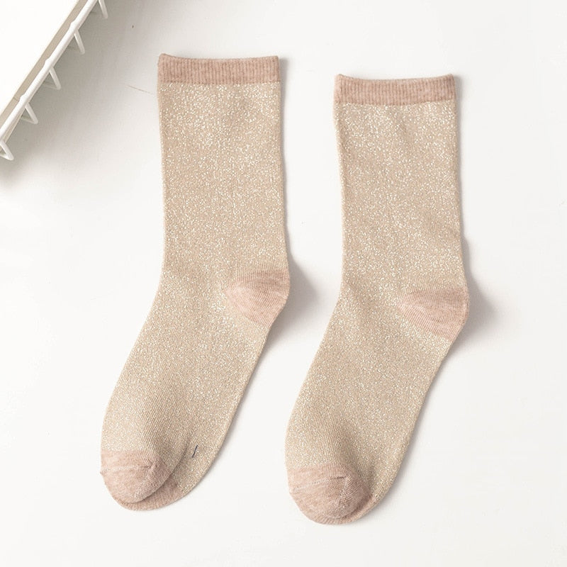 Modell som viser frem fargerike unisex glittersokker, perfekt for motebevisste menn.