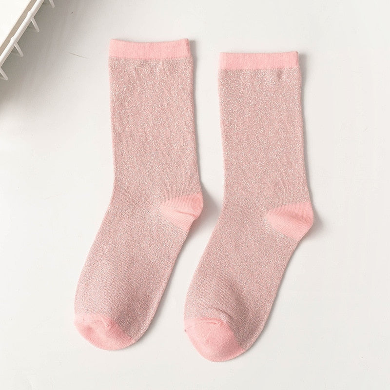 Stylinginspirasjon: unisex glittersokker med uformelle sko for en moteriktig look.