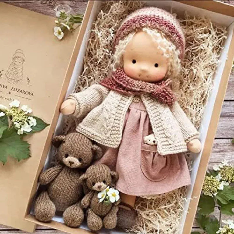 Lyse og milde farger på håndlaget Waldorf-dukke, perfekt for babyens barnerom.