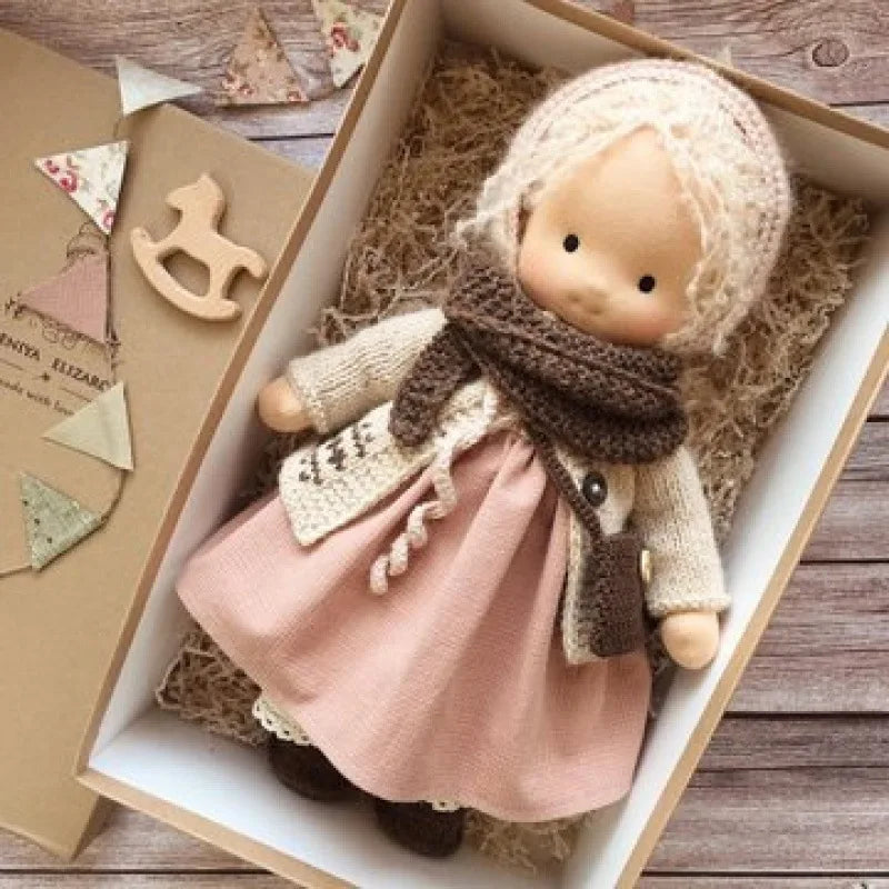 Plysjdukke som representerer Waldorf-design, håndlaget og ideell for fantasifull lek.
