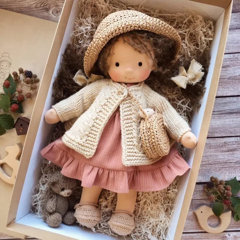 Detaljert bilde av håndlaget plysjdukke, en klassisk Waldorf-dukke for små barn.