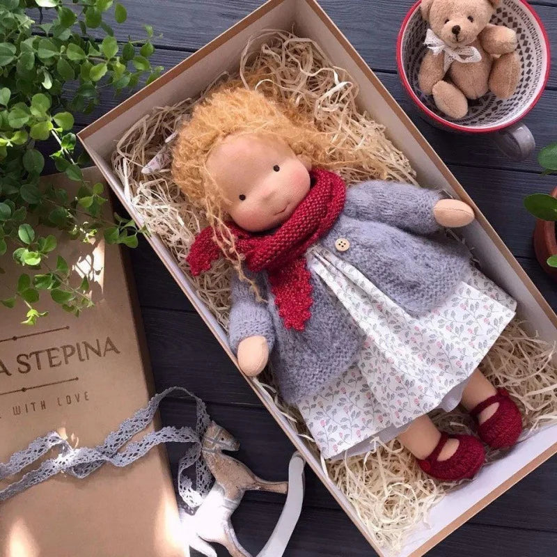Unisex plysjdukke i Waldorf-stil, håndlaget med fokus på kvalitet og holdbarhet.