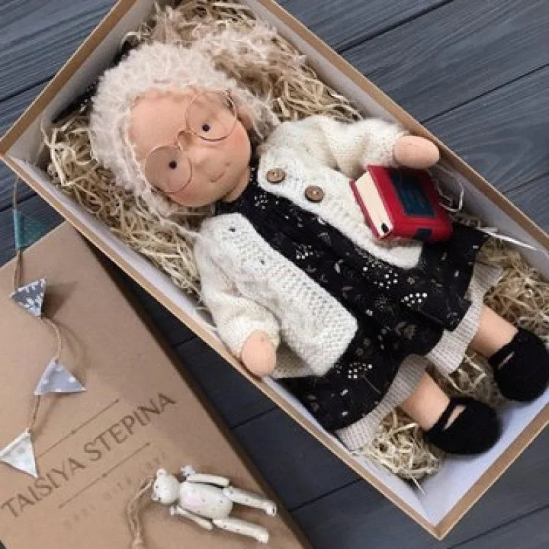 Waldorf-dukke med sjarmerende trekk, håndlaget og klar til å bli et elsket familiemedlem.