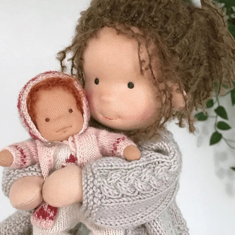 Waldorf-inspirert plysjdukke poserer, viser sin myke tekstur, ideell for utkledningslek.