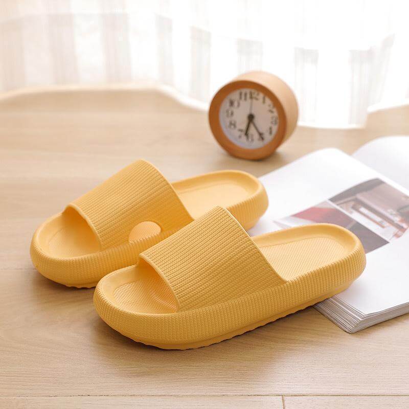 Føtter iført blå unisex komfort sandaler på en sti, understreker utendørs og sommerbruk, tykk såle.