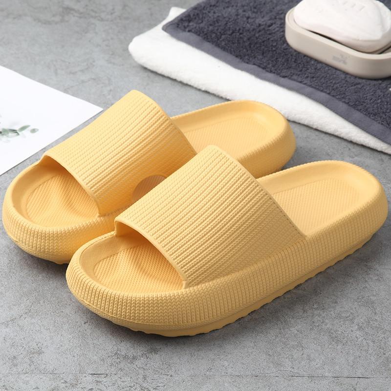 Unisex sandaler i hvit farge, sklisikre og lettvektige, med tykk såle for optimal sommerkomfort.