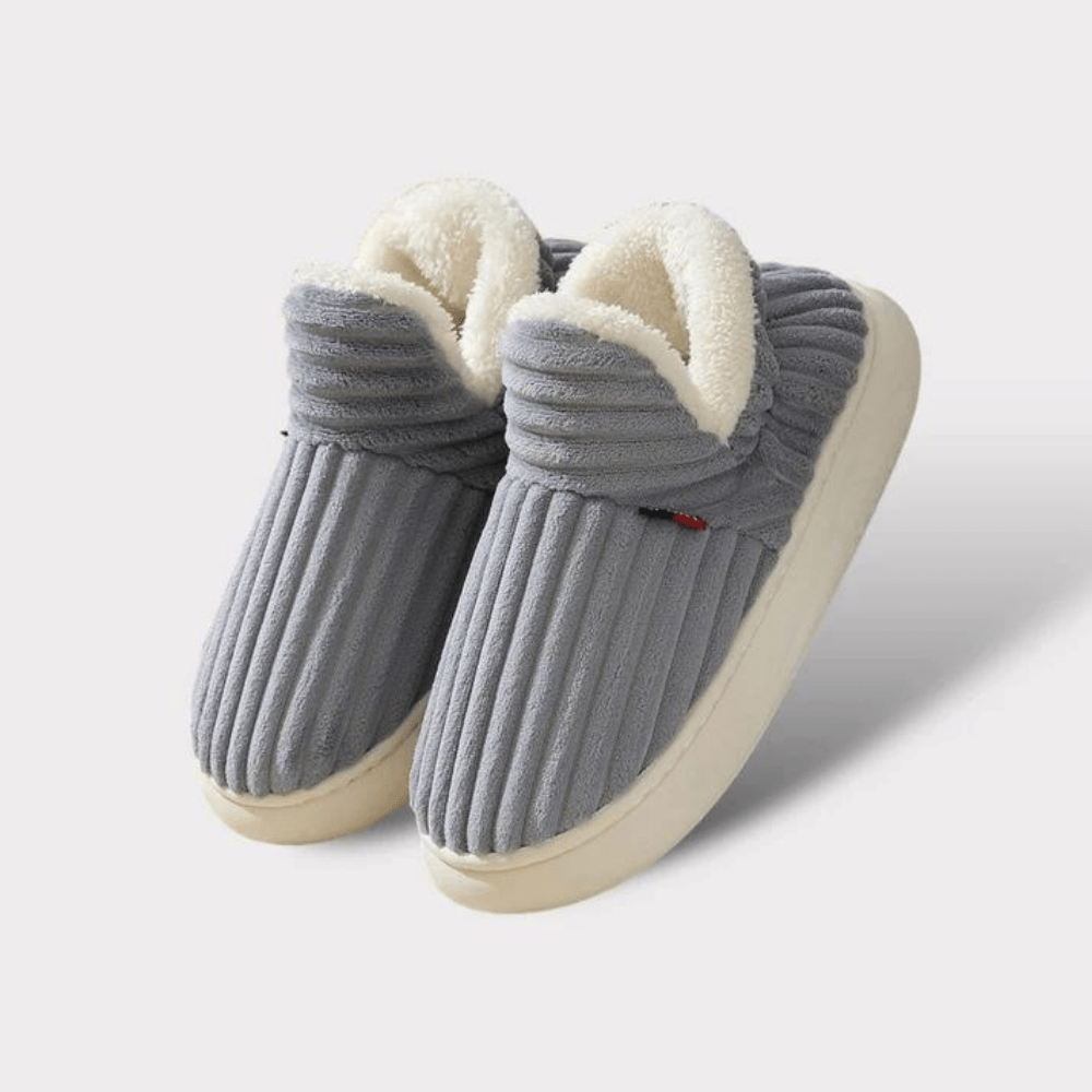 Par varme, myke unisex tøfler i brunt, ergonomisk utformet for hjemmebruk.