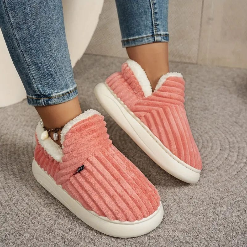 Sett ovenfra på grå unisex tøfler, perfekte varme innetøfler for avslapping.