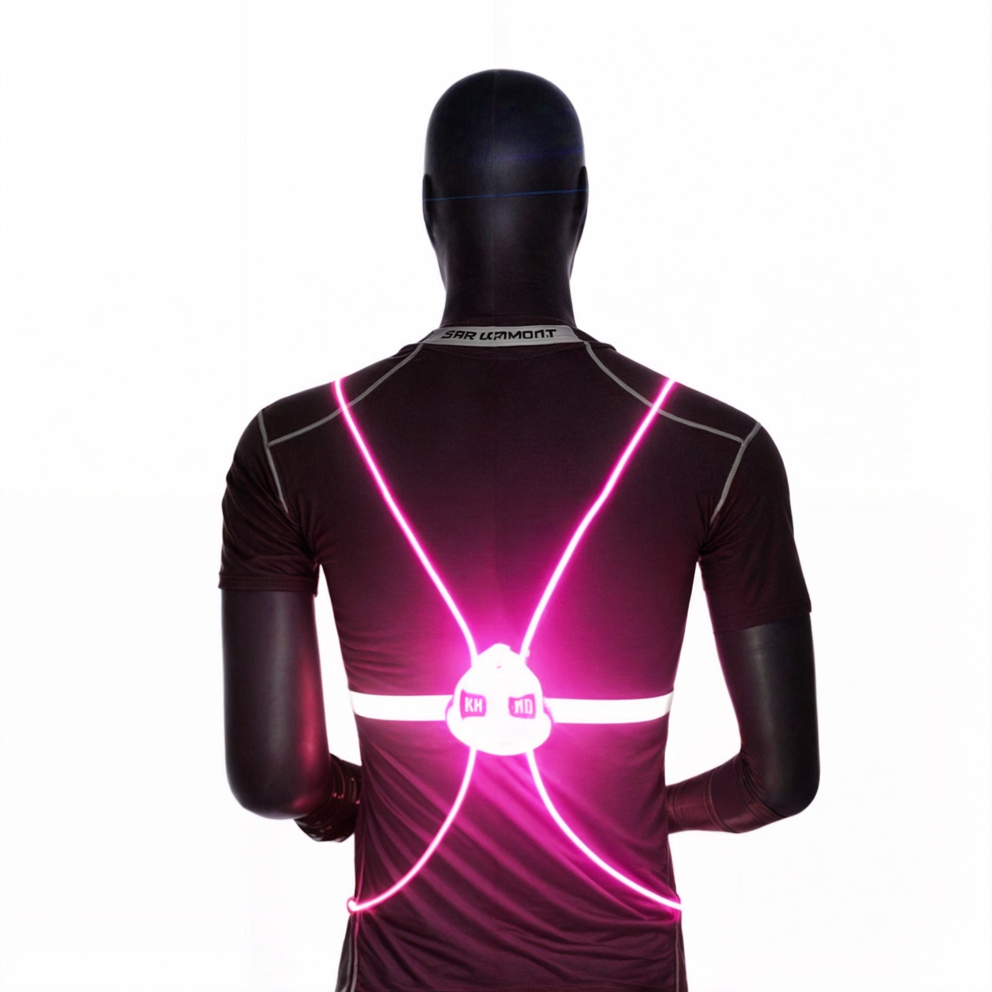 Sikkerhetsvest med LED-lys og reflekser, essensiell for trygge utendørsaktiviteter i dårlig lys.