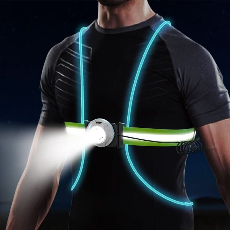Person som jogger i mørket med en lysende unisex LED-sikkerhetsvest, høy synlighet