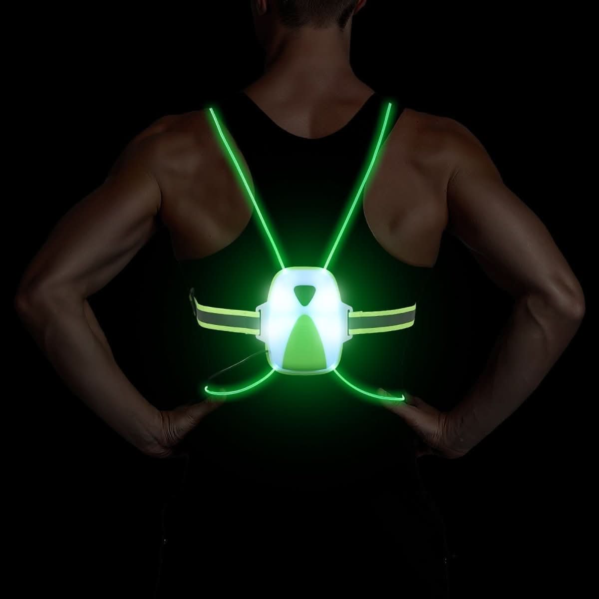En gruppe venner bruker unisex LED-reflekvester under en kveldstur, god synlighet