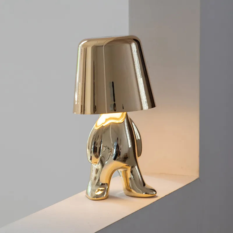 Stilig bordlampe, dimbar og kompakt, med varmhvit LED-belysning for moderne interiør.