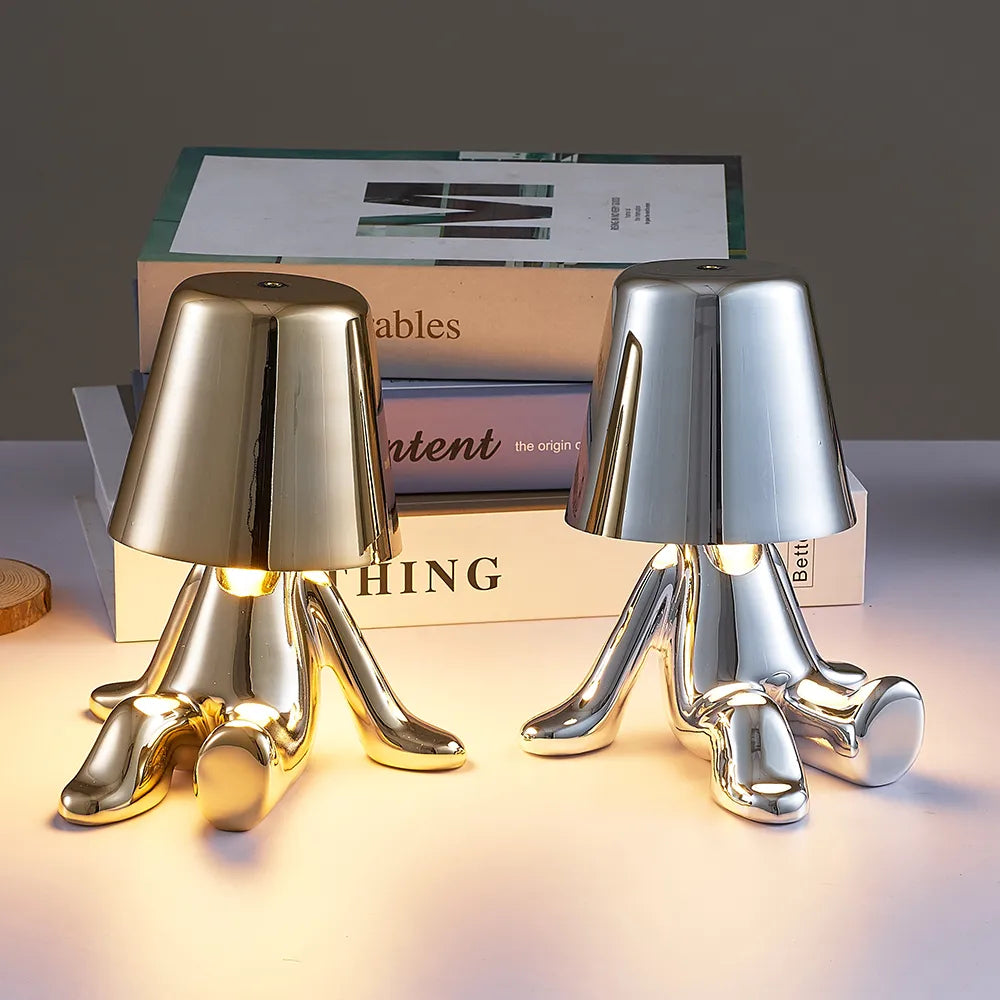 Kompakt dimbar bordlampe med varmhvit LED-belysning, perfekt for nattbord og interiør.